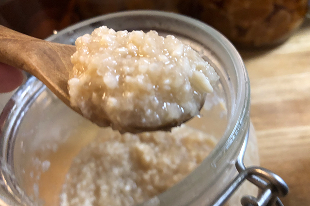 スプーンで掬い上げた「たまねぎ麹」